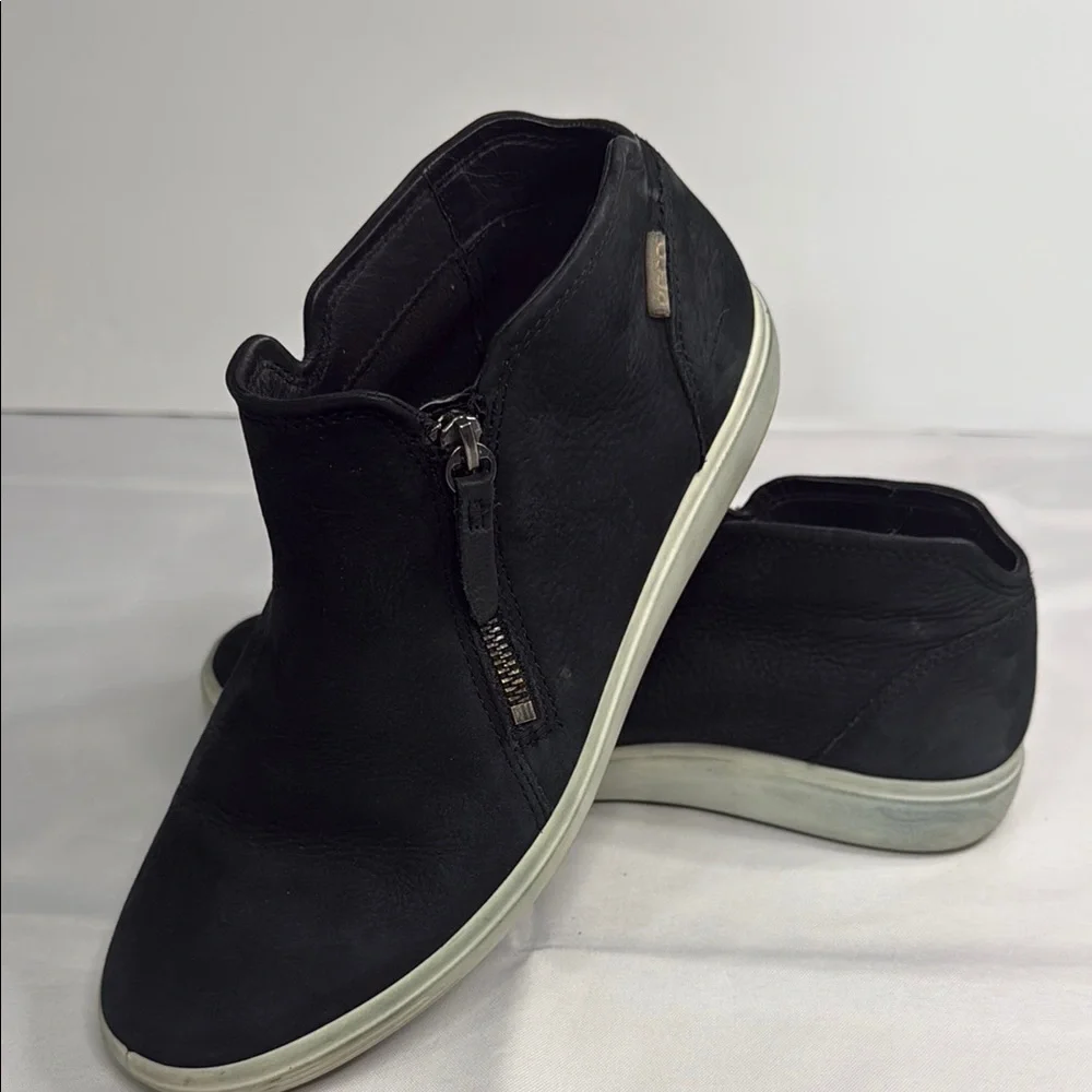 Ecco Black Chukka Boots with Sleek Design